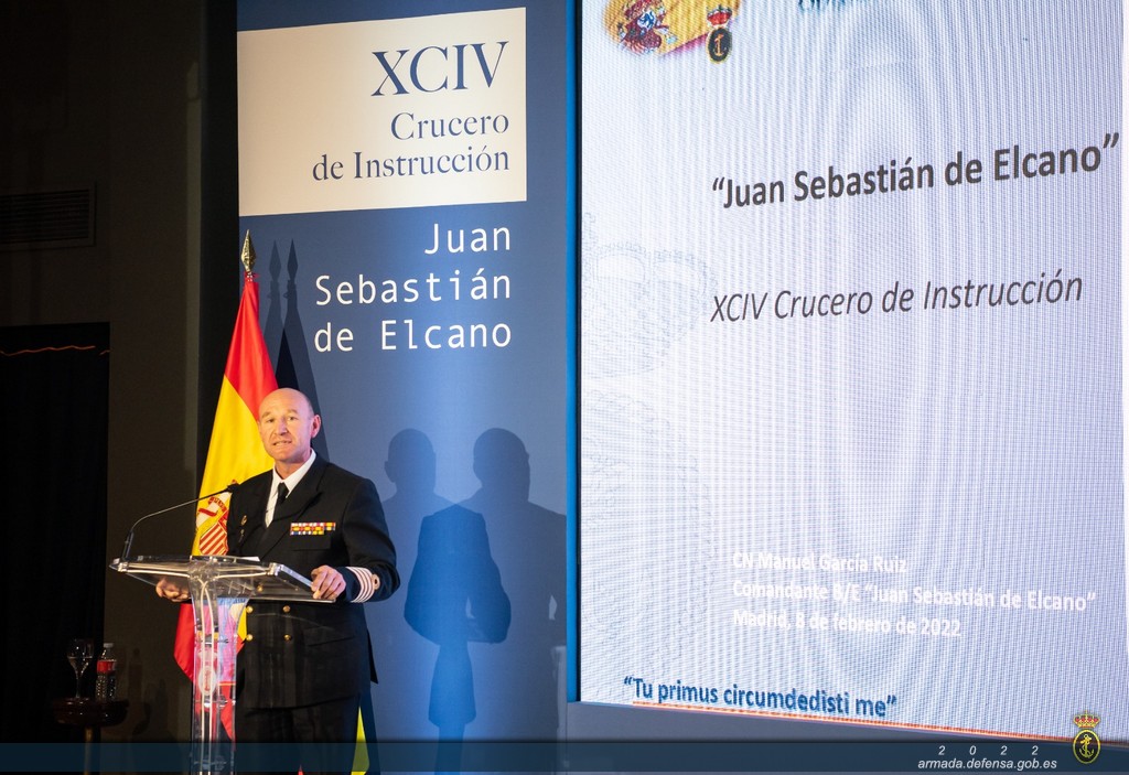 El Comandante del B/E "Juan Sebastián de Elcano", CN. García Ruiz