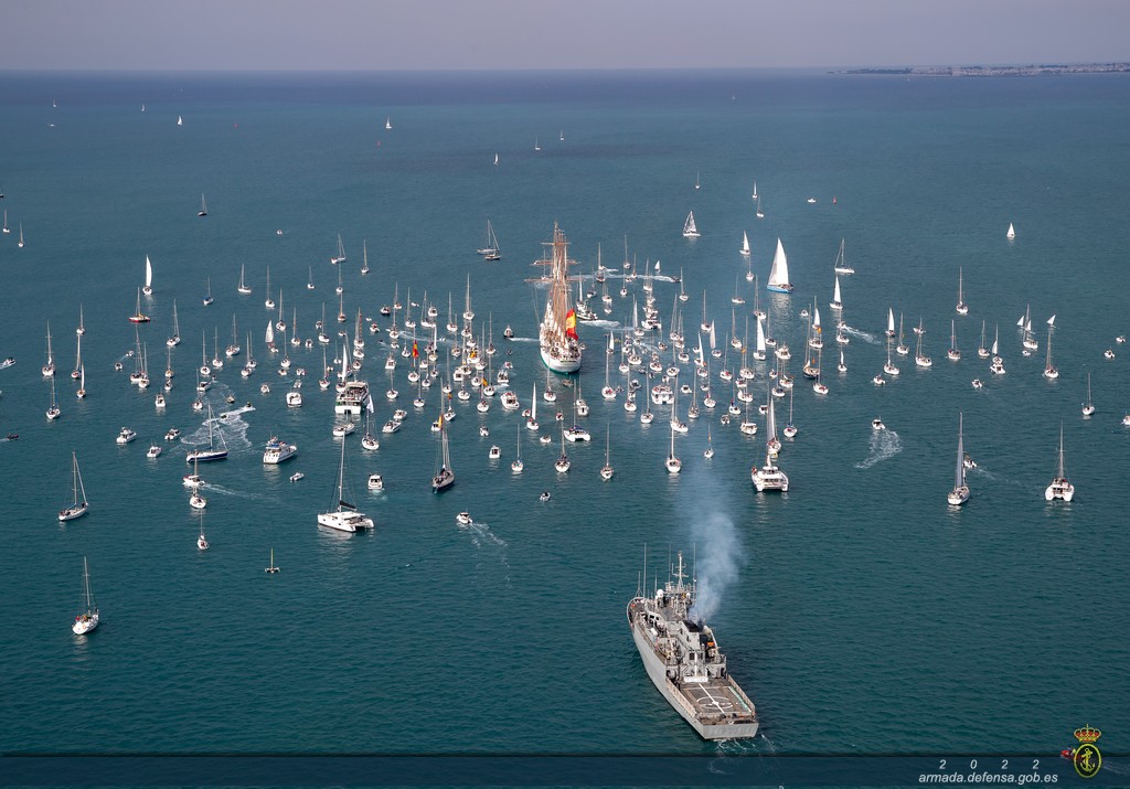 Boats accompanying the JSE on its departure. In the lower part of the picture, the OPV 'Vigía'