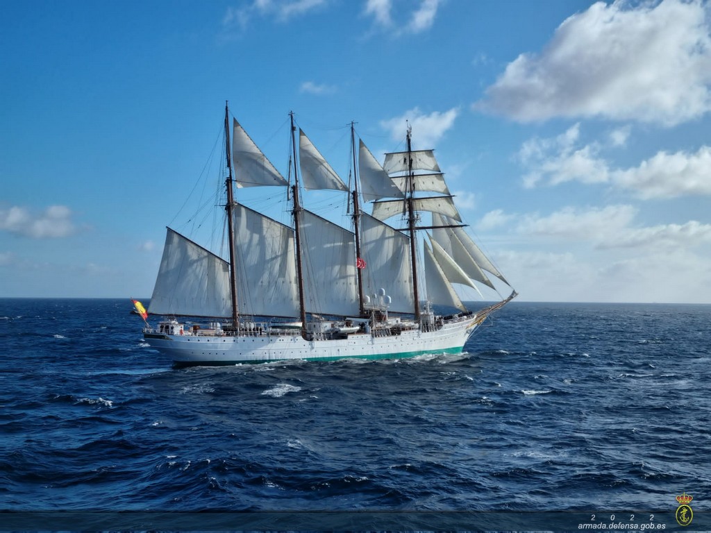 The ‘Juan Sebastián de Elcano’ in blue waters