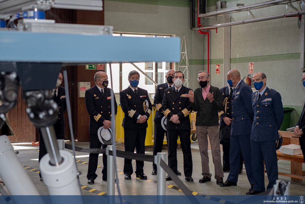 Un momento de la visita. El AJEMA junto al Director General del INTA y el Subdirector General de Armas Navales
