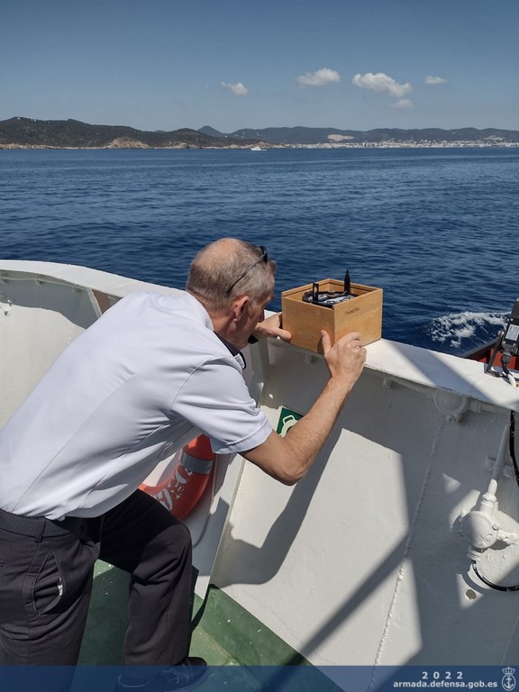 Personal de la Comandancia Naval de Ibiza colaborando en la realización de la Canal Dragada a bordo de un buque mercante el pasado 10 de mayo