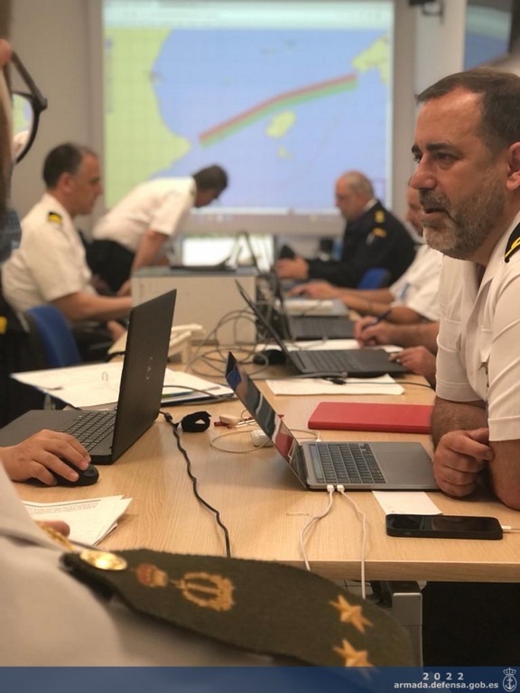 Personal del Centro de Operaciones y Vigilancia de Acción Marítima (COVAM), durante la realización del procedimiento NCAGS el pasado 10 de mayo
