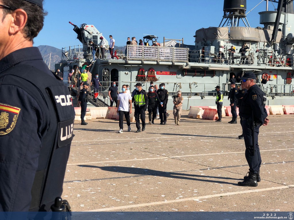 Momento en el que desembarcan los inmigrantes rescatados por el Patrullero "Infanta Cristina" en el Puerto de Motril