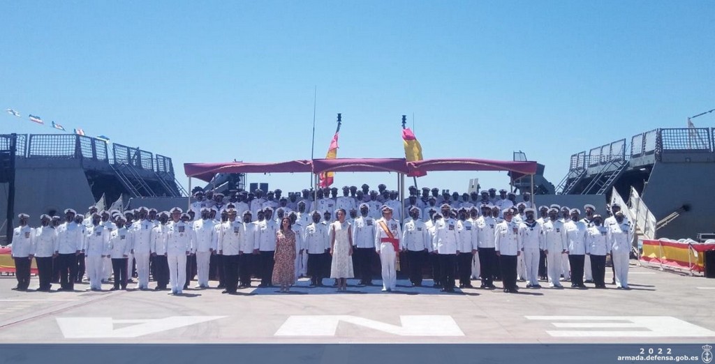 Su majestad la Reina entrega la Bandera a la Fuerza de Guerra Naval Especial en Cartagena. 