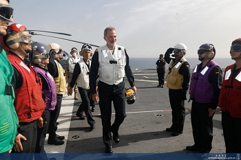 Su Majestad el Rey a su llegada al LHD "Juan Carlos I" (L-61)