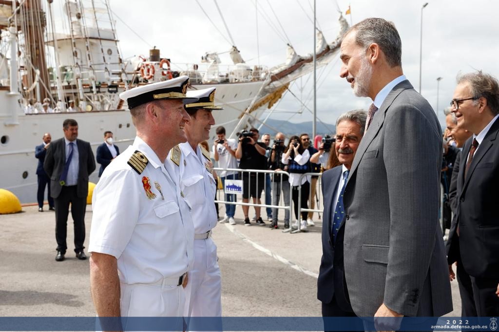 AJEMA and the ship’s CO welcoming King Felipe VI.
