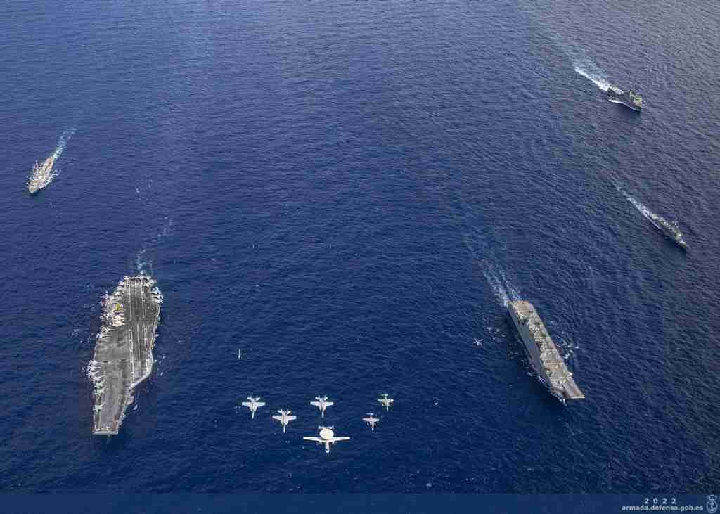 The aircraft carrier ‘USS George H. W. Bush’ trains with the LHD ‘Juan Carlos I’