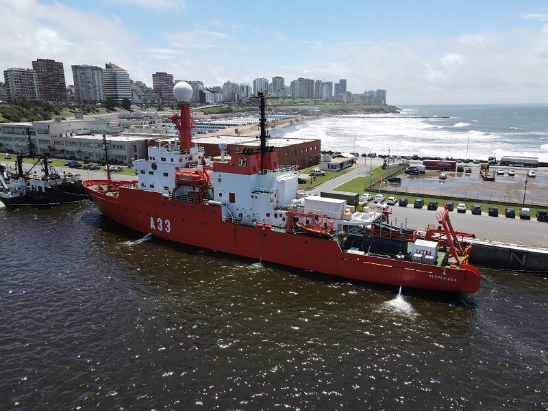 The ‘Hespérides’ docking in the Mar del Plata base