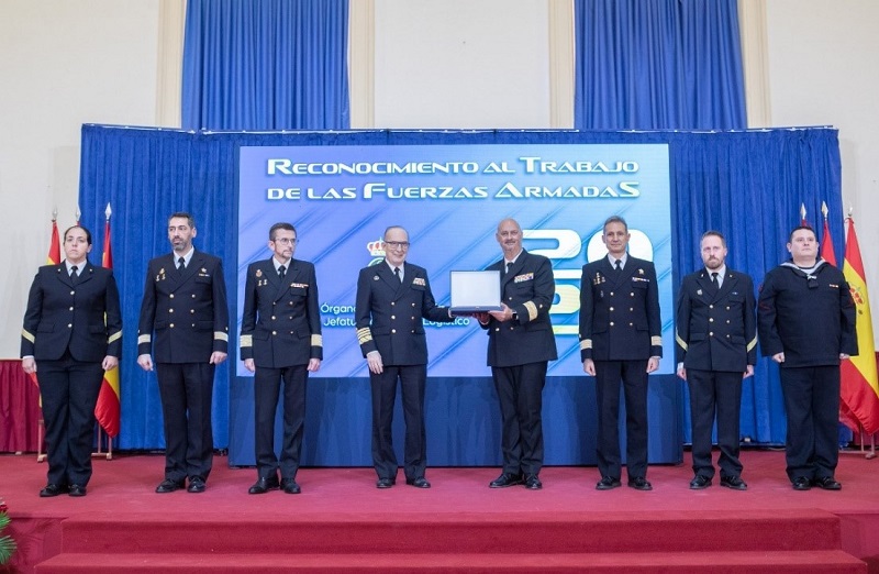 El AJEMA hace entrega del premio al 
General de Brigada Jaime Montero Fernández de Bobadilla

