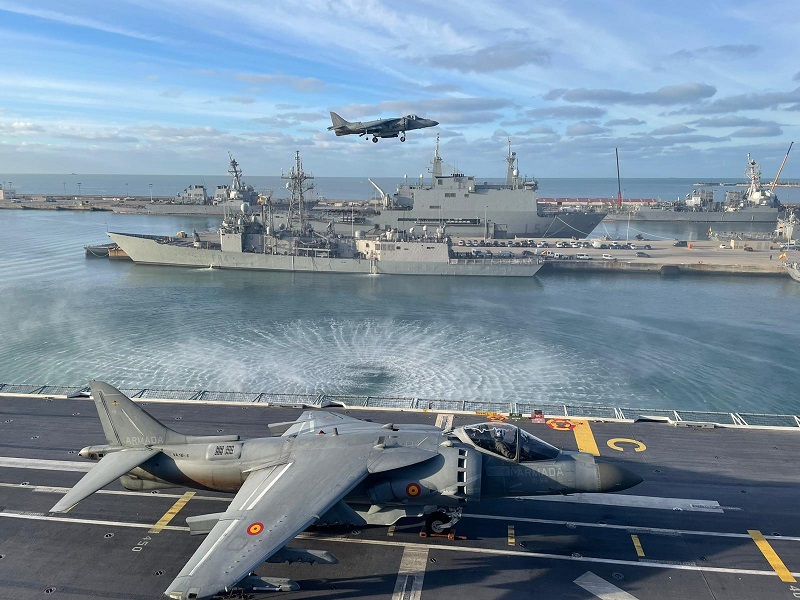 Harrier sobrevolando la Base Naval de Rota