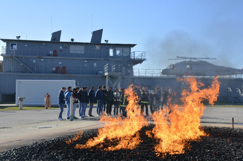 El Equipo Nacional de Piragüismo asiste a una demostración en el CASI (Centro de Adiestramiento de Seguridad Interior)
