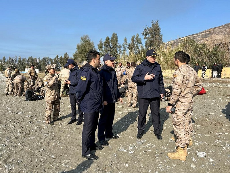 Personal del contingente español dialogando con militares turcos