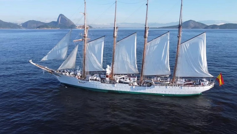 "Elcano" entrando a vela en la bahía de Guanabara