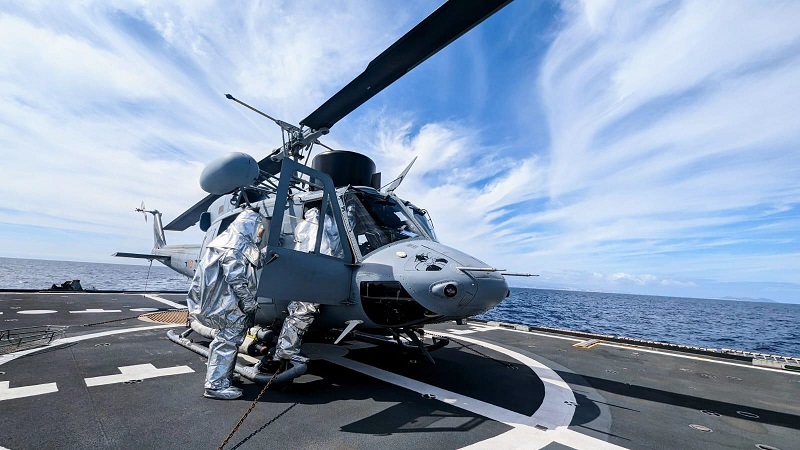Ejercicio de auxilio y rescate del helicoptero sobre la cubierta del BAM "Rayo".