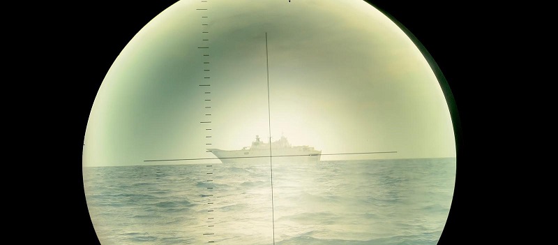 El "Juan Carlos I" visto a través del periscopio del submarino "Tramontana".