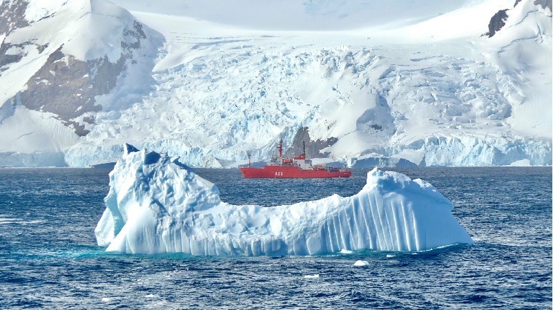 The ‘Hespérides’ in Cierva Cove during the 27th Antarctic campaign.