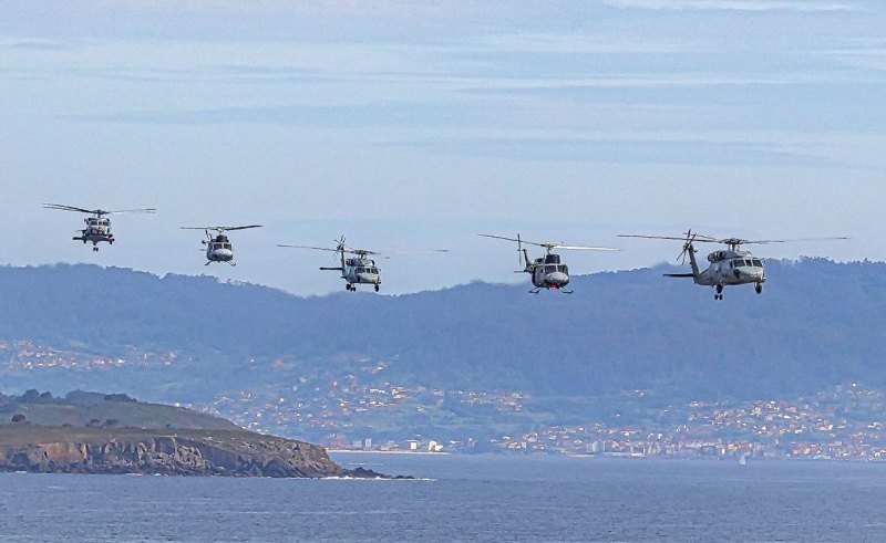 Formación de helicópteros de la FLOAN sobre una de las rías gallegas