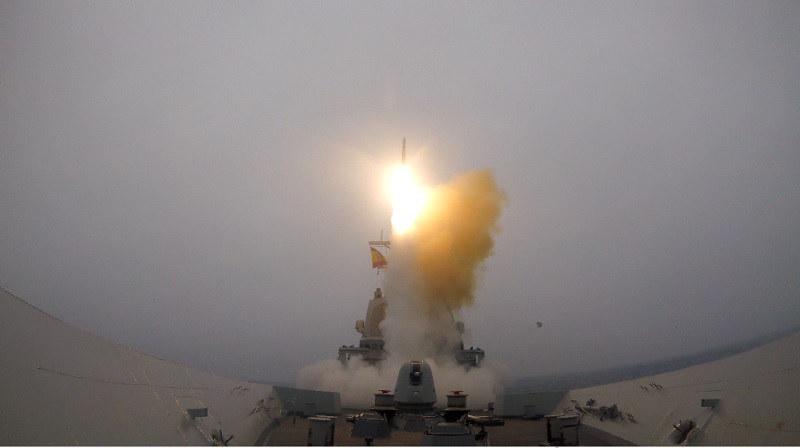 Imagen noticia:Frigate ‘Blas de Lezo’, flagship of Exercise ‘Formidable Shield-23’, fires an SM-2 missile. 
