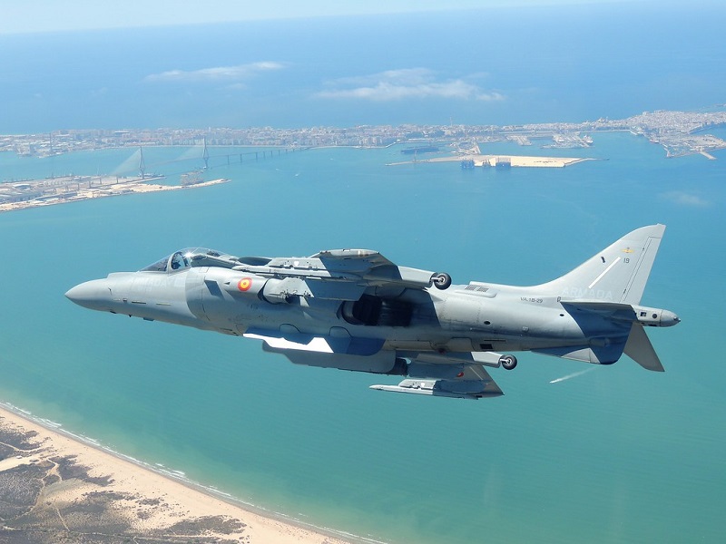 Imagen noticia:‘Harrier’ fighters from the 9th Aircraft Squadron train in air-to-ground firings in Las Bárdenas range.