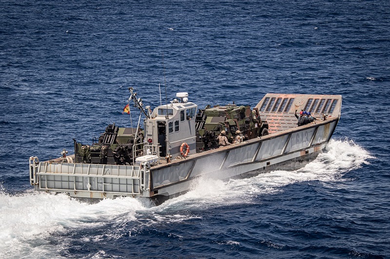 LCM en la mar trasladando 2 vehículos de la FIM.