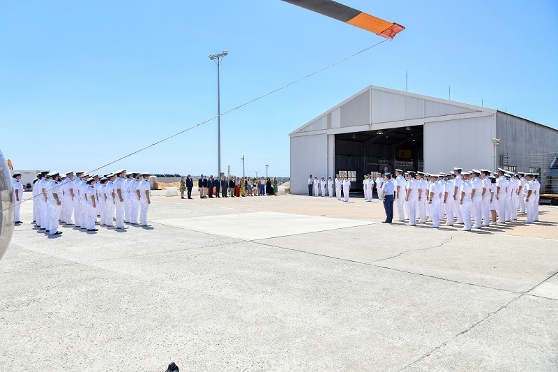 Formaciones durante el acto de despedida en la plataforma del aeródromo frente al hangar de la Sexta Escuadrilla