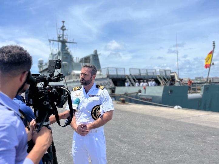 El Comandante del buque se entrevistó con medios sociales de prensa locales