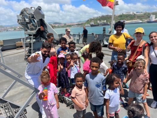 Visita al buque por colegios de Cabo Verde