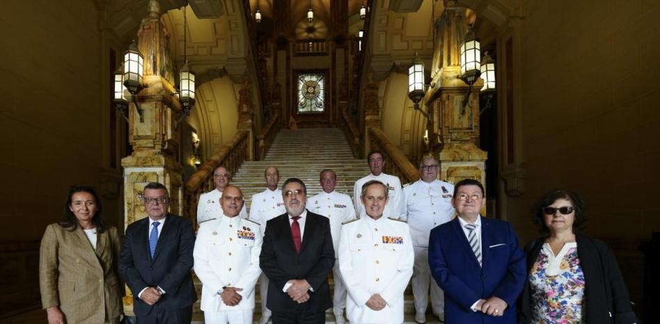 Commemorative photo of the agreement between the Spanish Navy and ONCE.