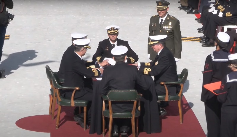 Momento de la firma de la entrega a la Armada