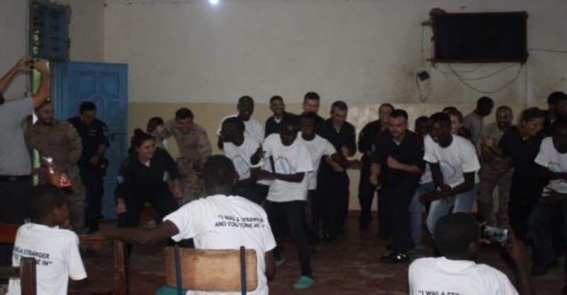 Voluntarios de la fragata 'Victoria' participando en las actividades del centro de rehabilitación