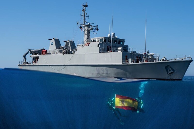 Minehunter ‘Tambre’ during a diving exercise