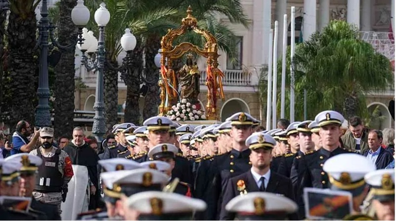 Procesión de la Galeona hacia el muelle Ciudad de Cádiz.