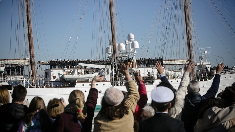Relatives and citizens of Cádiz bidding farewell to the ship