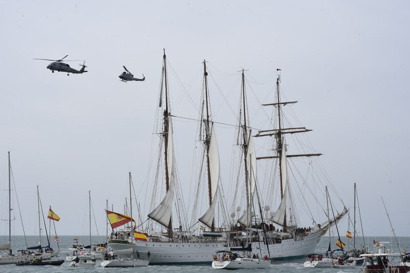 Despedida del Juan Sebastián de Elcano en la Bahía de Cádiz