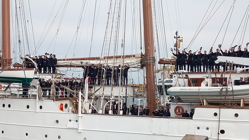 Los guardiamarinas despidiéndose a bordo del Juan Sebastián de Elcano 