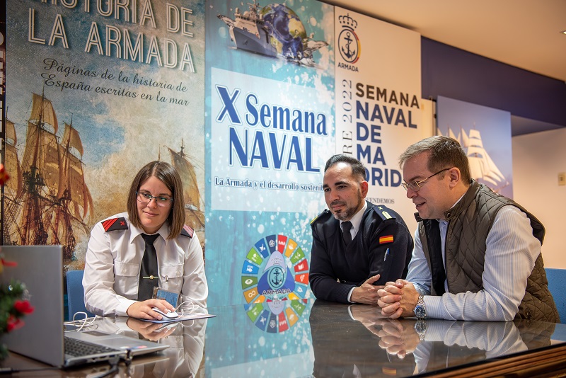 Javier Sierra con el personal de la Oficina de Comunicación de la Armada durante la videoconferencia entre el BIO 'Hespérides' y el colegio "Las Viñas" de Teruel