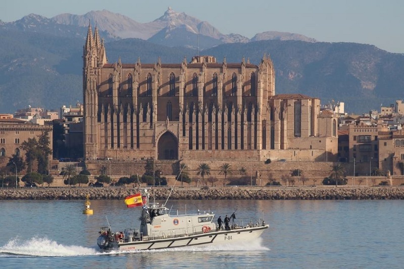 The ‘Isla Pinto’ leaving the port of Majorca with its cathedral in the background.