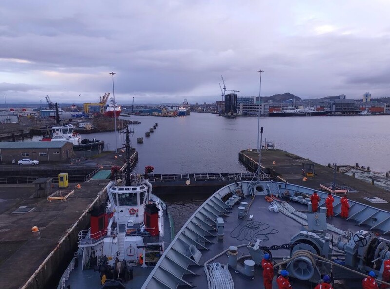 El BAC "Cantabria" entrando, por primera vez, en el puerto de Edimburgo