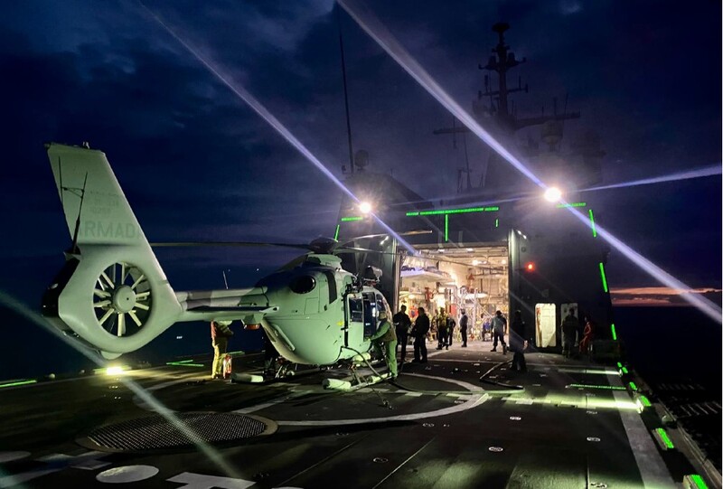 H135 "Nival" en cubierta de vuelo del BAM "Meteoro" (P-41) durante vuelos nocturnos