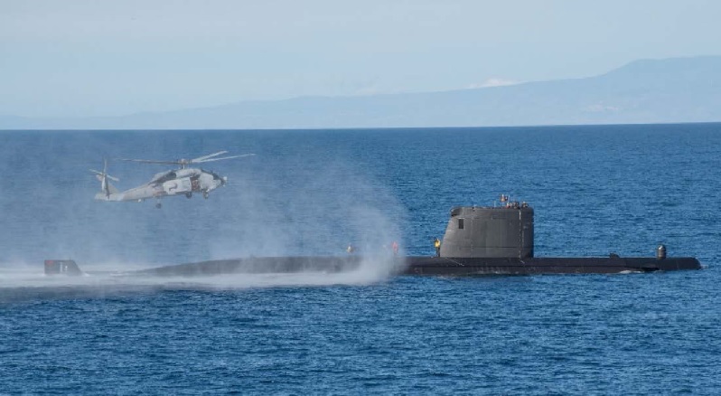 The SH-60B from the ‘Navarra’ with the Spanish submarine ‘Galerna’