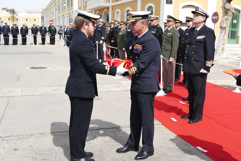 El comandante entrega la bandera plegada al Almirante Jefe del Arsenal de Cartagena