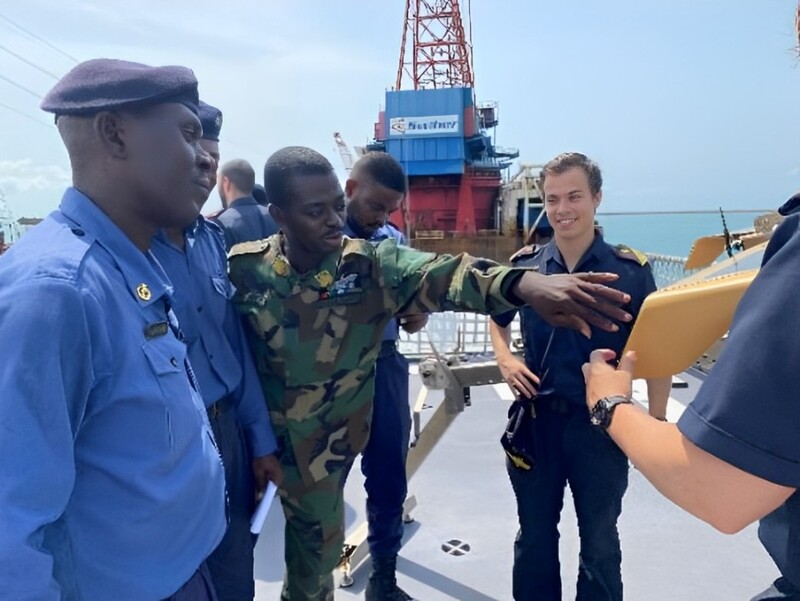 Miembros de la dotación del "Furor" y del Equipo EOS embarcado realizan actividades de cooperación militar con la marina de Ghana