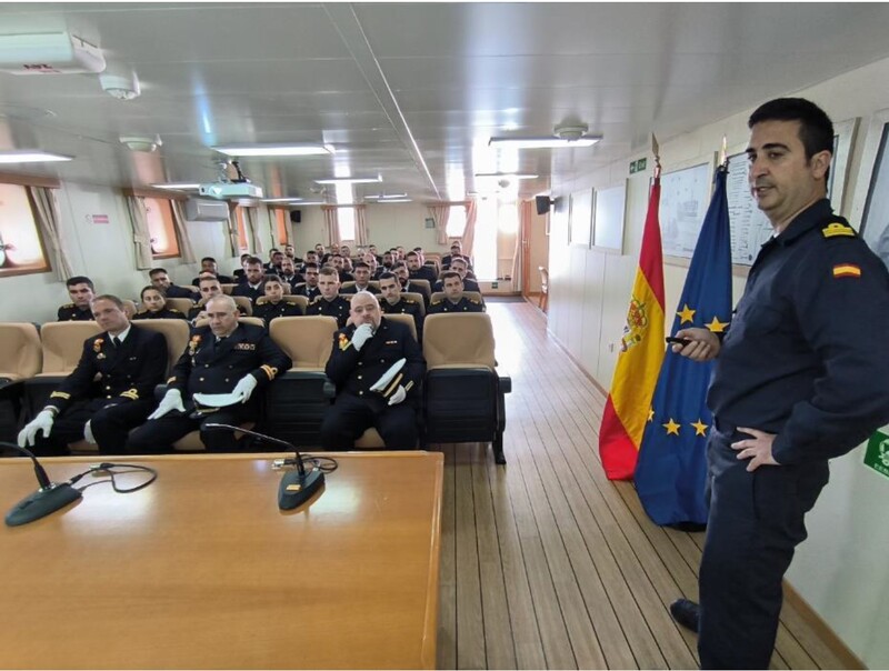 Comandante del buque recibiendo a los alumnos y explicando las capacidades del buque