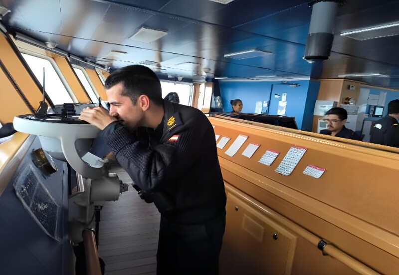 Guardiamarina de 1º realizando funciones de guardia en puente