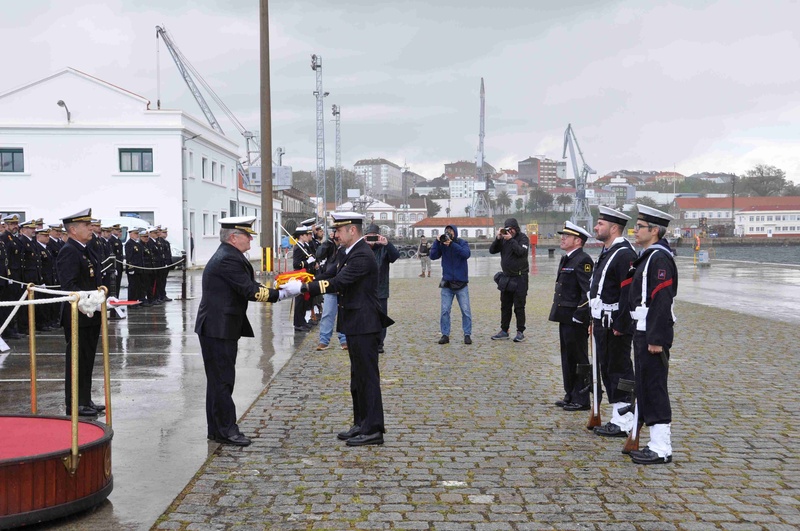 El Comandante entrega la Bandera del buque al Almirante Jefe del Arsenal de Ferrol