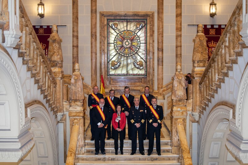 Foto de grupo: la Ministra y el AJEMA con los condecorados con la Gran Cruz del Mérito Naval