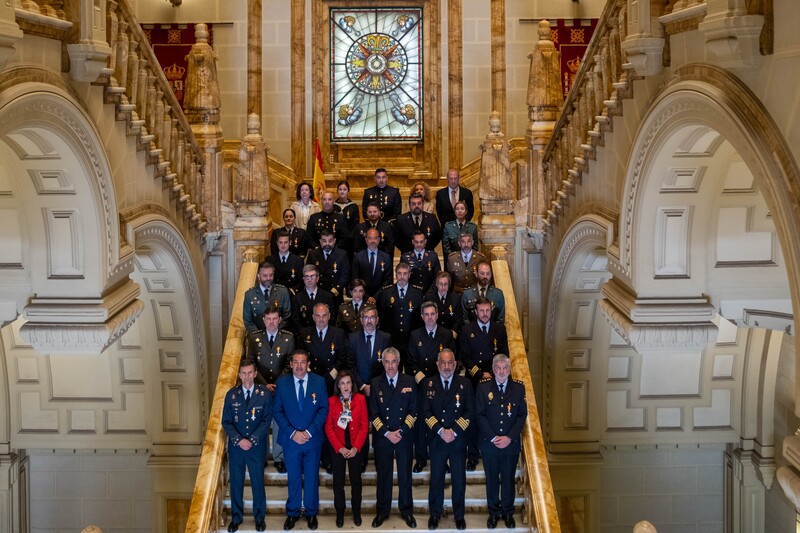 Foto de grupo: la Ministra y el AJEMA con los condecorados con la Cruz del Mérito