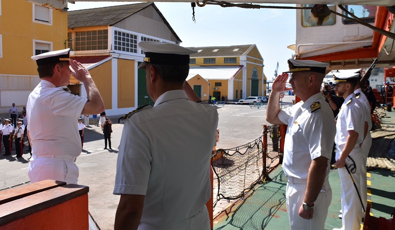 Almirante de Acción Marítima, el Vicealmirante Victoriano Gilabert Agote y el Comandante del Mando de las Unidades de la Fuerza de Acción Marítima en Cartagena, Capitán de Navío Juan Carlos Pérez Guerrero suben a bordo del buque