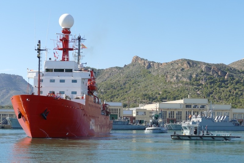 Imagen noticia:El buque de investigación oceanográfica "Hespérides" comienza su XXIX Campaña Antártica