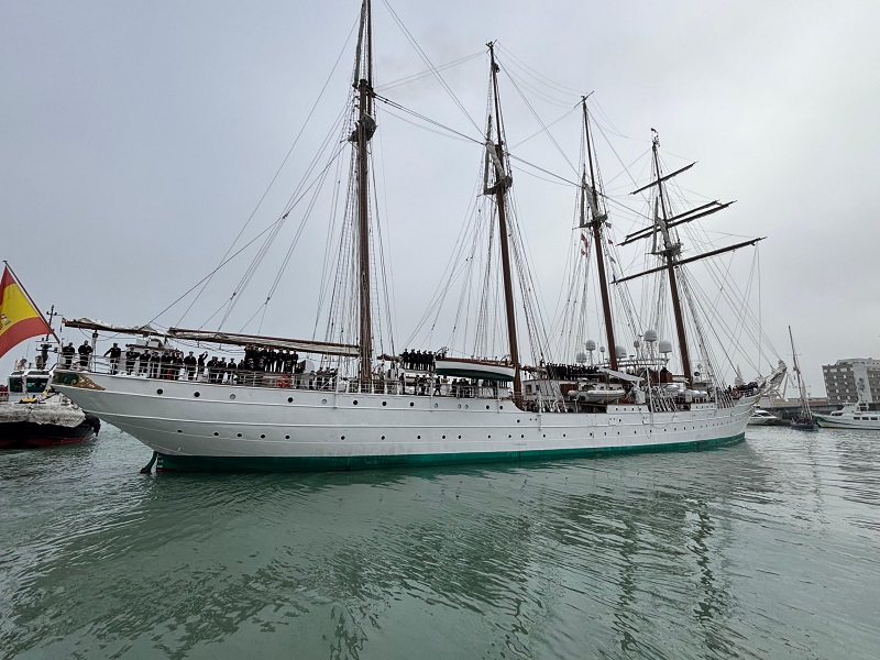 El Buque Escuela "Juan Sebastián de Elcano" saliendo del puerto de Cádiz